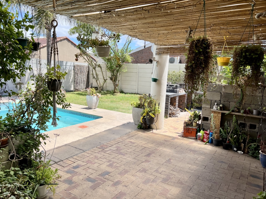 4 Bedroom Property for Sale in Plattekloof Glen Western Cape